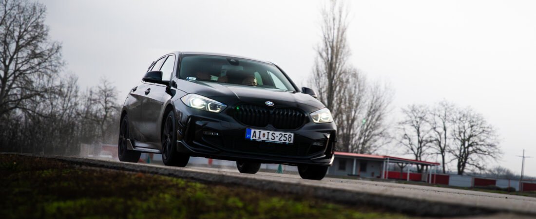 Mit ad egy autós vezetéstechnikai tréning a mindennapi vezetéshez?