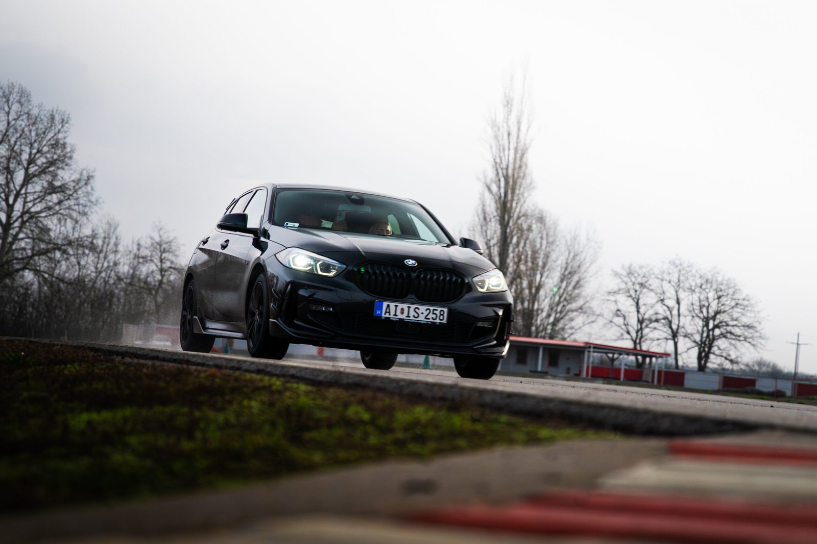 Mit ad egy autós vezetéstechnikai tréning a mindennapi vezetéshez?